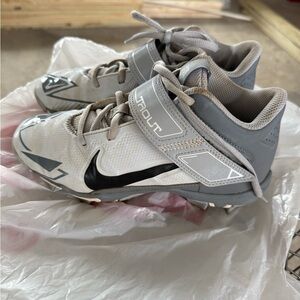 Boys Grey Nike Trout baseball cleats 4.5Y